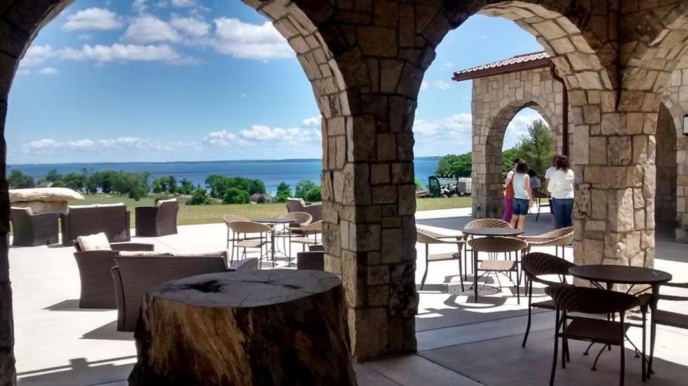 Gorgeous 2 Bedroom Lake View Condo Traverse Stadt Exterior foto