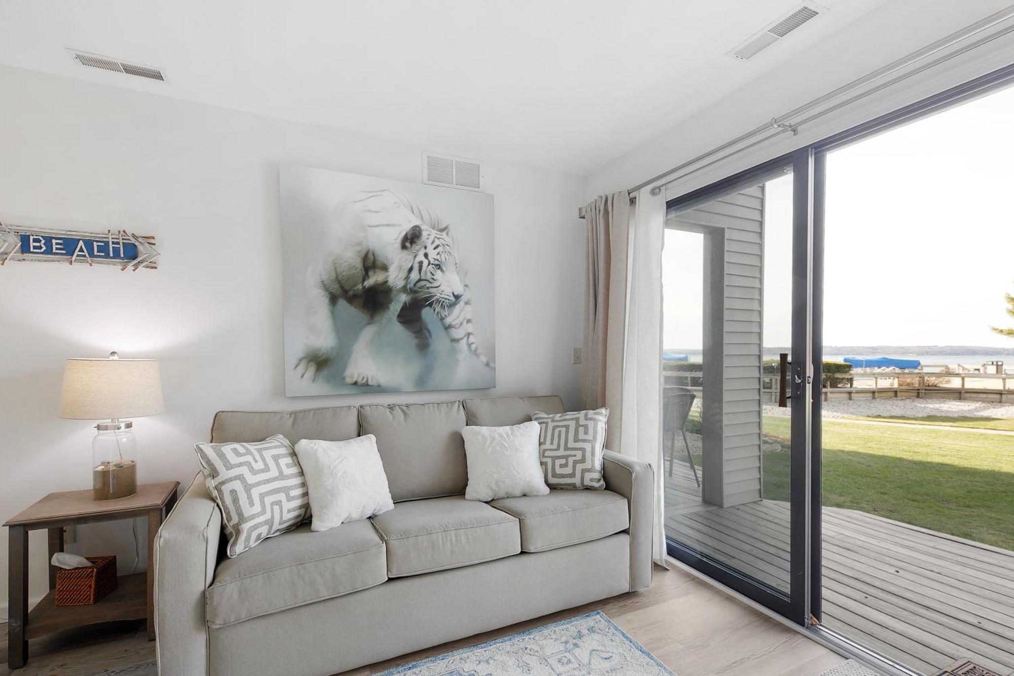 Gorgeous 2 Bedroom Lake View Condo Traverse Stadt Exterior foto