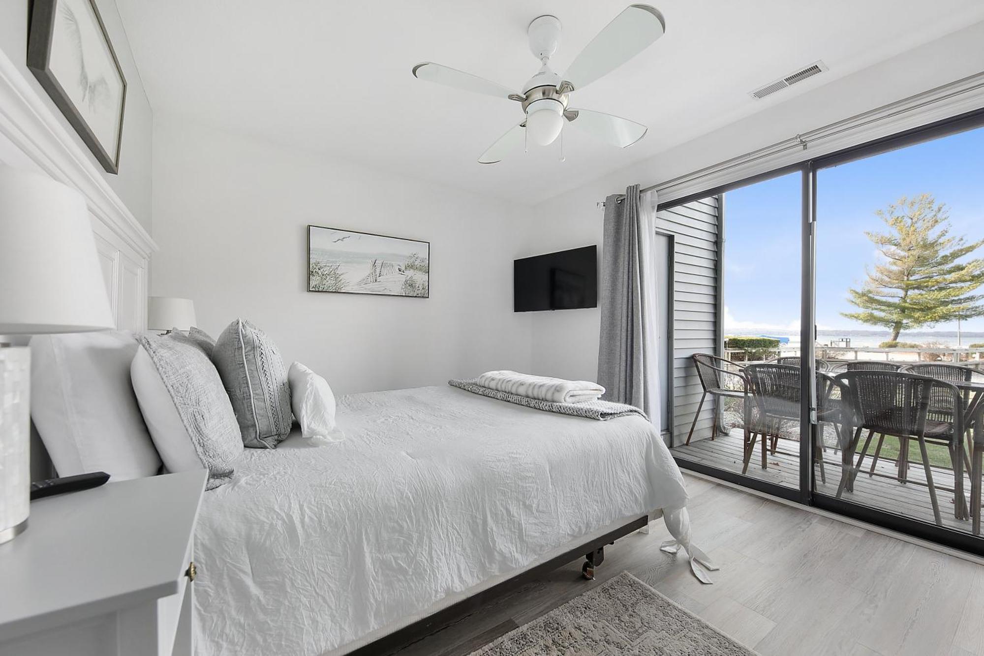 Gorgeous 2 Bedroom Lake View Condo Traverse Stadt Exterior foto