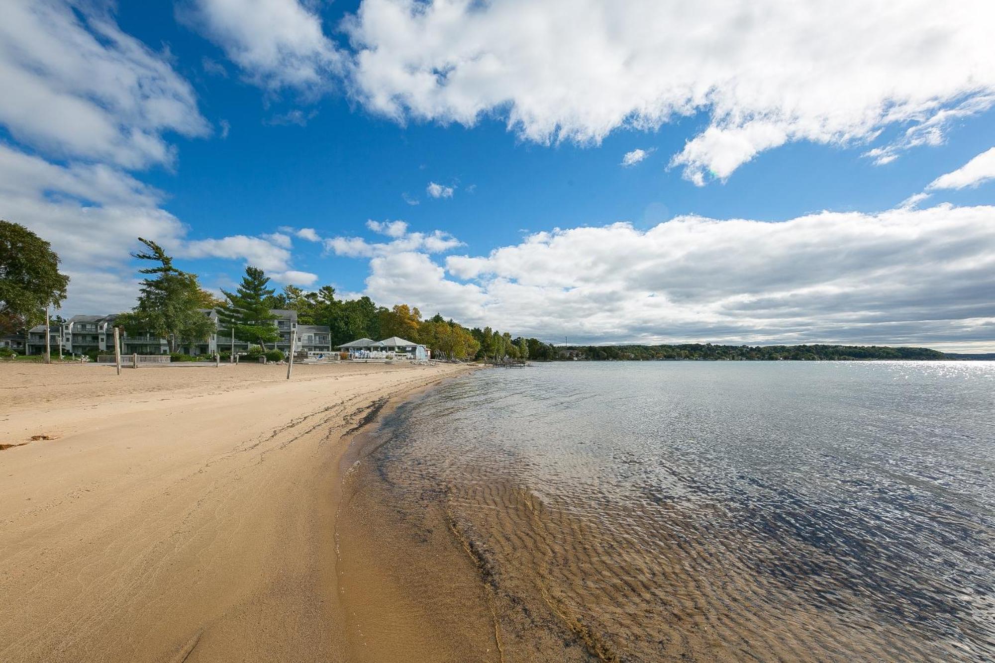 Gorgeous 2 Bedroom Lake View Condo Traverse Stadt Exterior foto