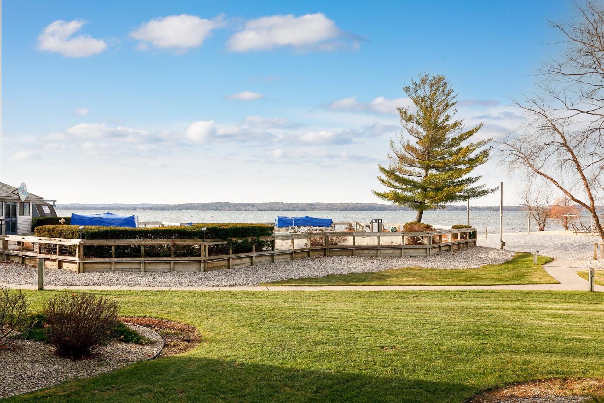 Gorgeous 2 Bedroom Lake View Condo Traverse Stadt Exterior foto