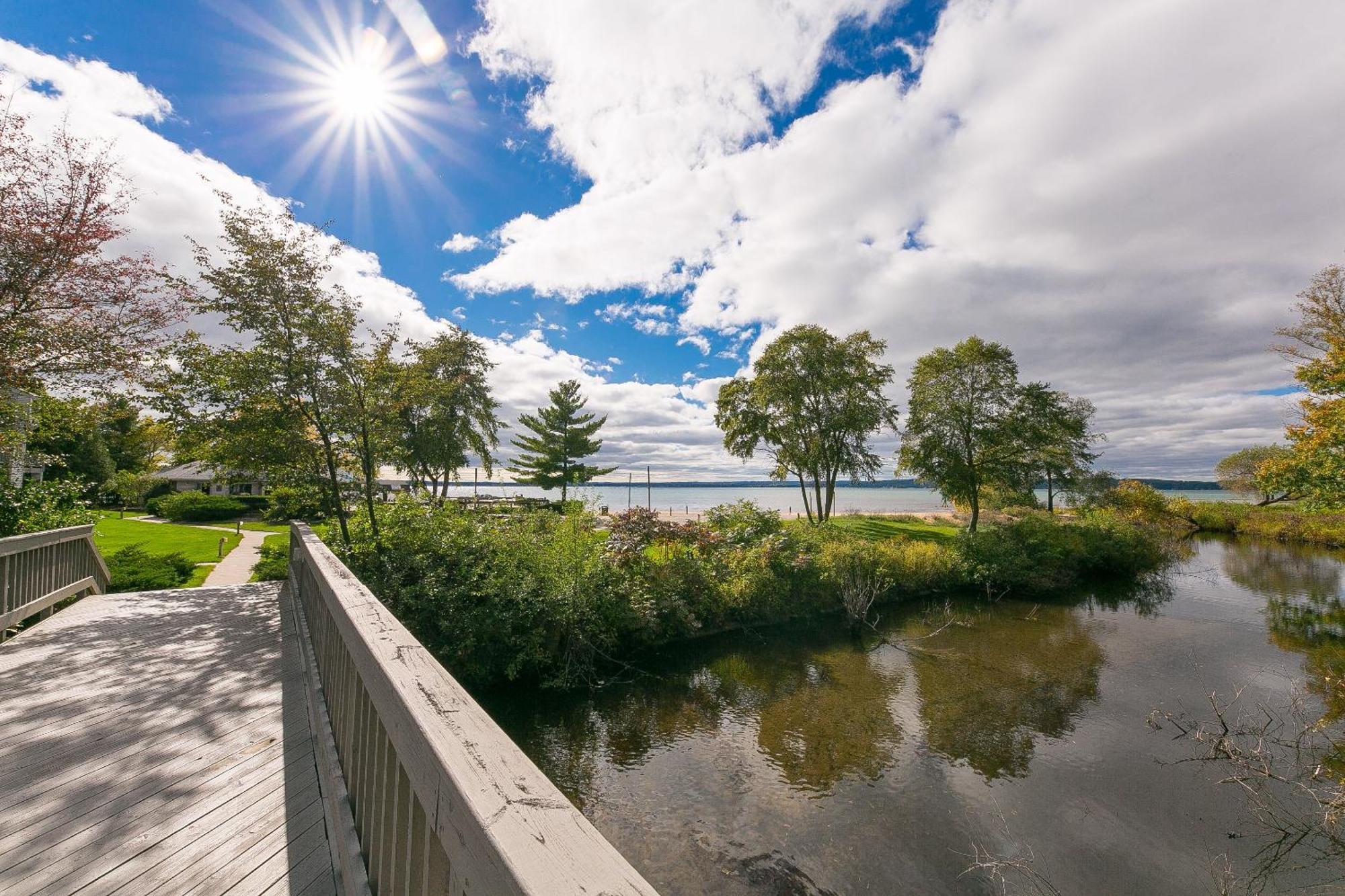 Gorgeous 2 Bedroom Lake View Condo Traverse Stadt Exterior foto