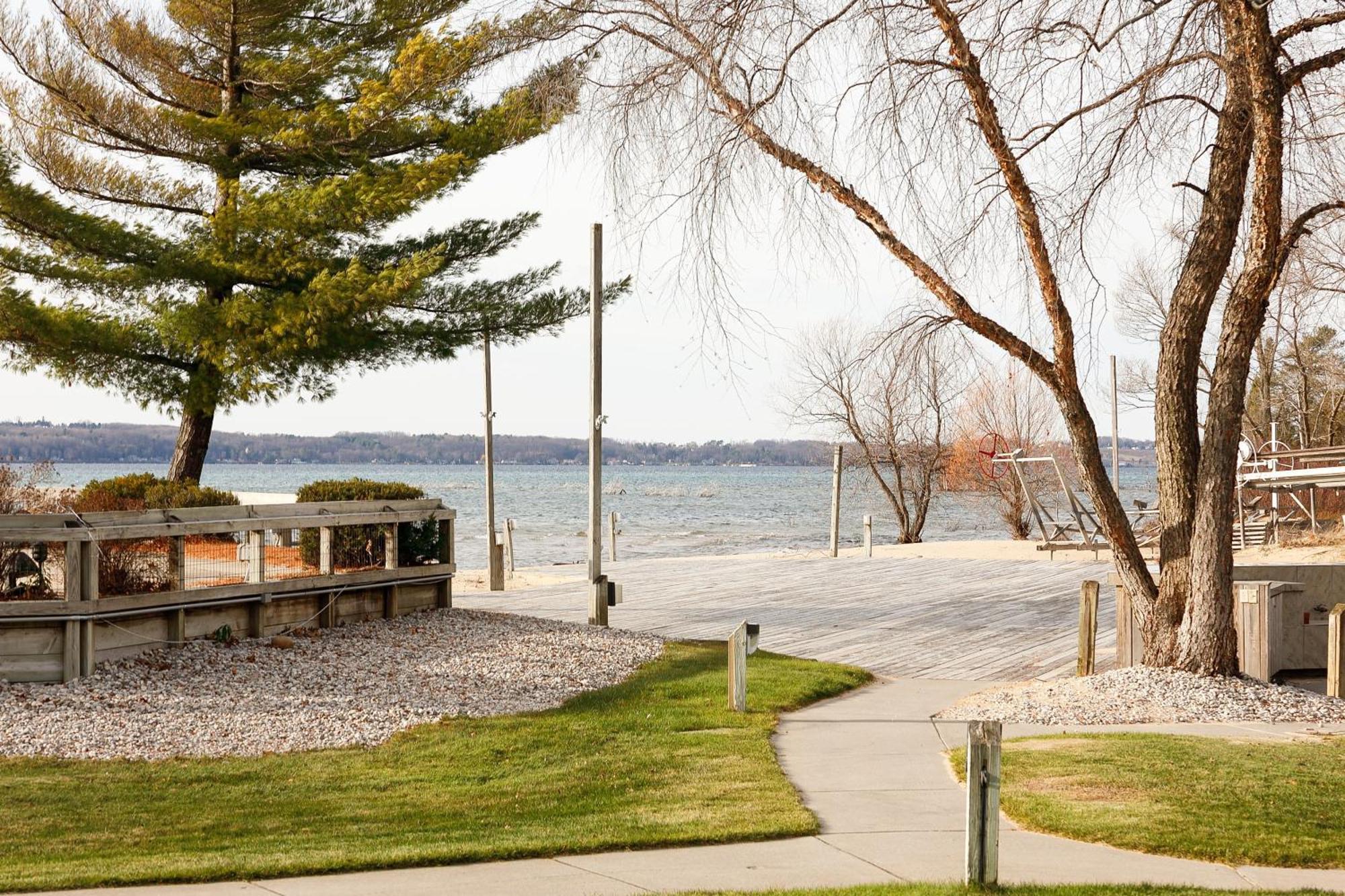 Gorgeous 2 Bedroom Lake View Condo Traverse Stadt Exterior foto